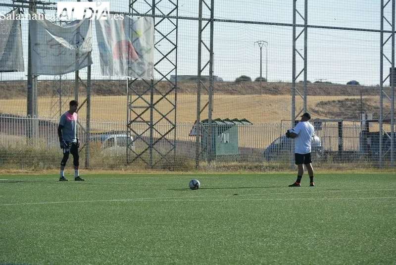Foto 11 - Nuevo 'fichaje' en el Salamanca UDS: Luis Hern&aacute;ndez ejerce de entrenador de porteros