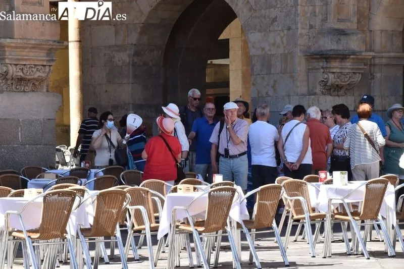 Turistas por el centro de Salamanca en la mañana de este sábado