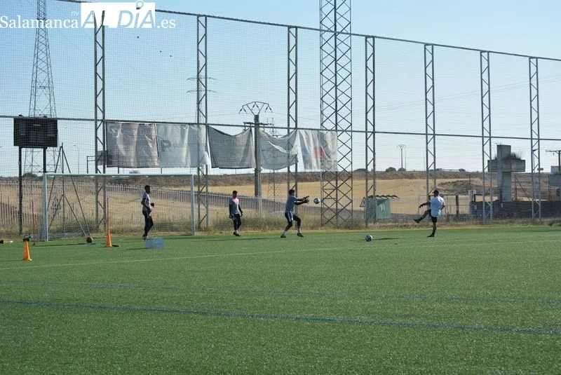 Foto 10 - Nuevo 'fichaje' en el Salamanca UDS: Luis Hern&aacute;ndez ejerce de entrenador de porteros