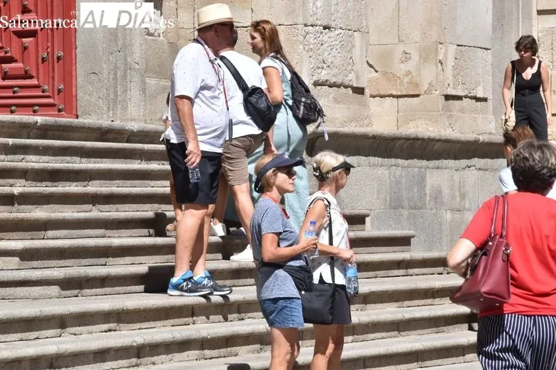 Turistas por el centro de Salamanca en la mañana de este sábado