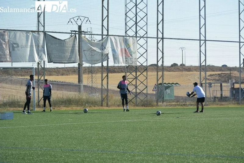 Foto 9 - Nuevo 'fichaje' en el Salamanca UDS: Luis Hern&aacute;ndez ejerce de entrenador de porteros