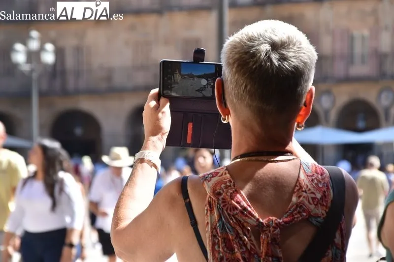 Turistas por el centro de Salamanca en la mañana de este sábado