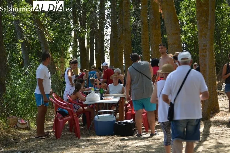 Comida vecinal en Villagonzalo de Tormes. Fotos: Vanesa Martins