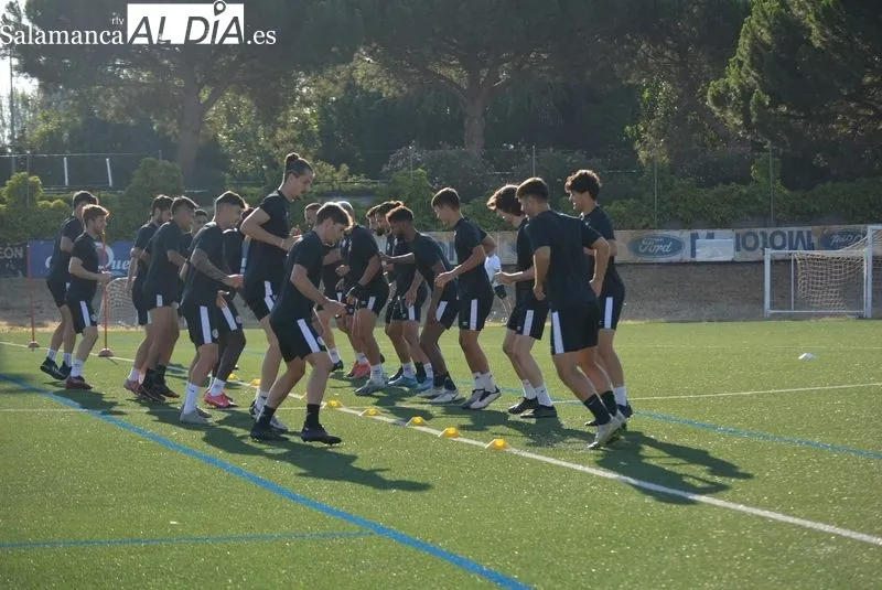 Foto 8 - Nuevo 'fichaje' en el Salamanca UDS: Luis Hern&aacute;ndez ejerce de entrenador de porteros