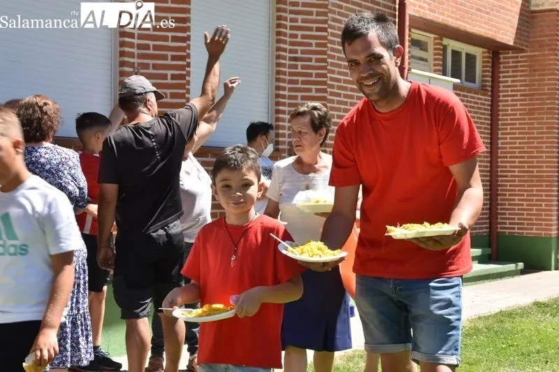 Foto 14 - Gomecello disfruta de sus fiestas con la t&iacute;pica paella y su millar de raciones