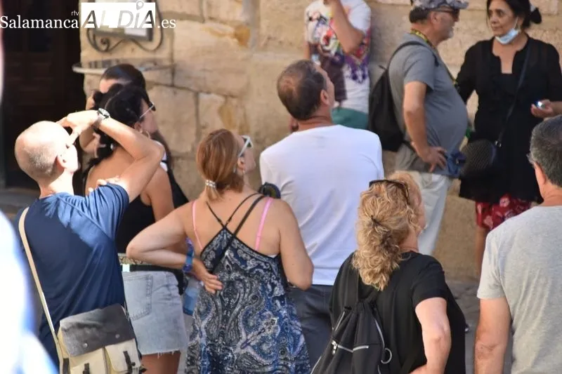 Turistas por el centro de Salamanca en la mañana de este sábado