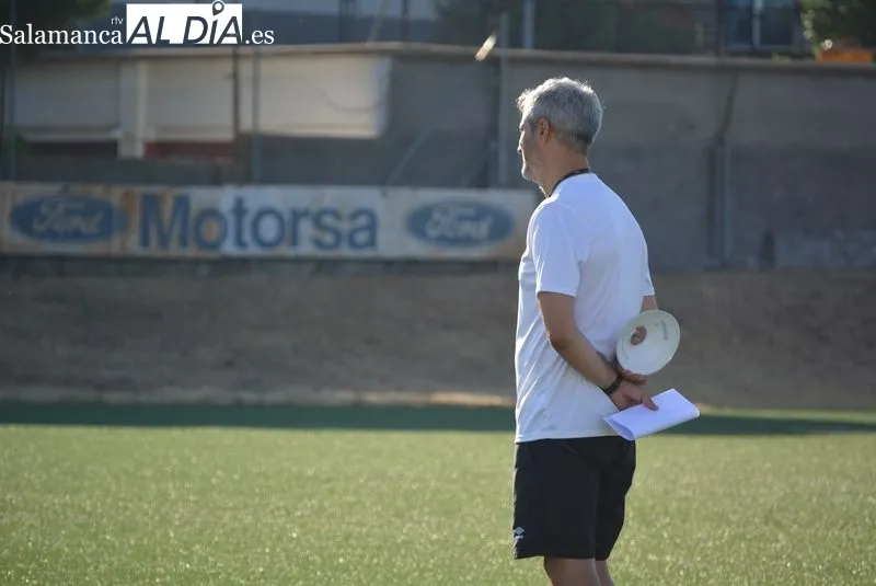 Foto 7 - Nuevo 'fichaje' en el Salamanca UDS: Luis Hern&aacute;ndez ejerce de entrenador de porteros