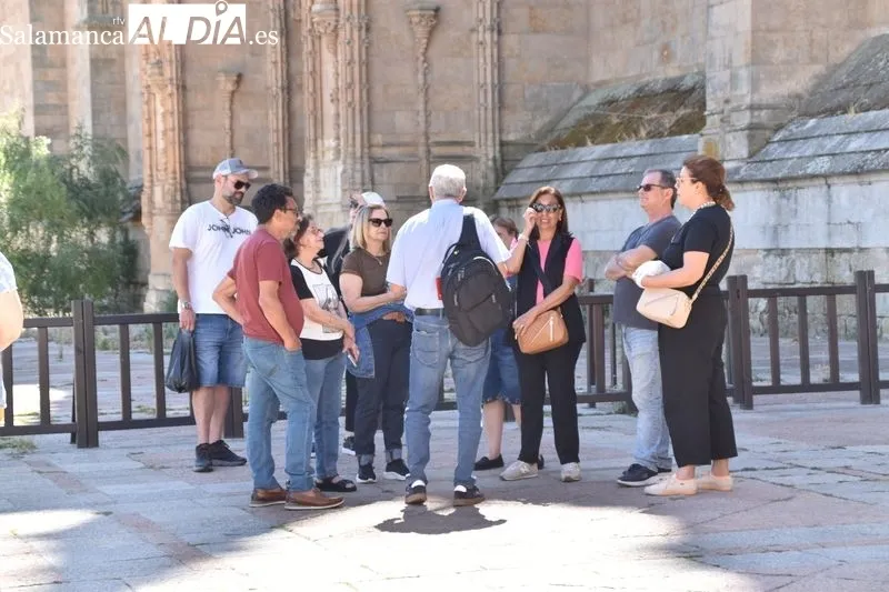 Turistas por el centro de Salamanca en la mañana de este sábado