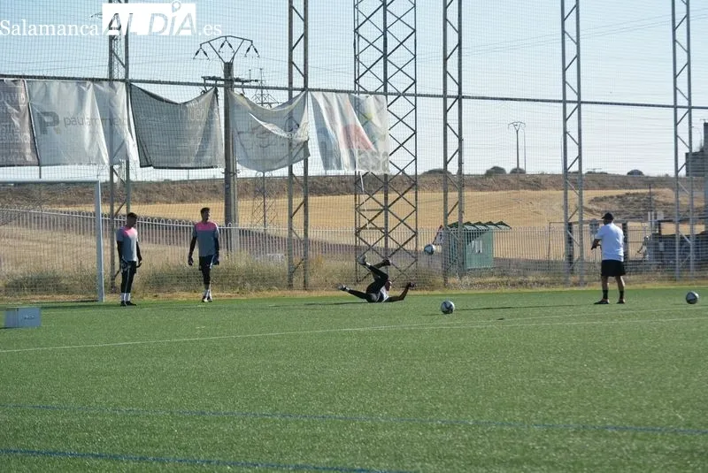 Foto 6 - Nuevo 'fichaje' en el Salamanca UDS: Luis Hern&aacute;ndez ejerce de entrenador de porteros