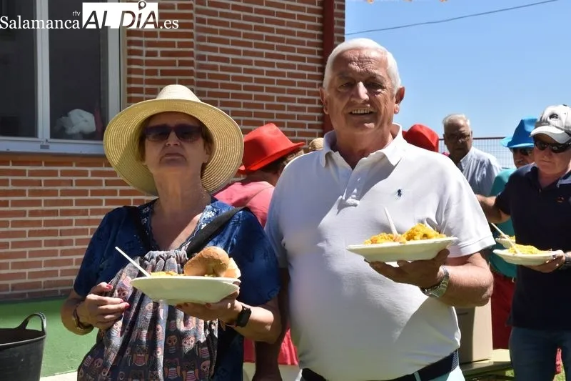 Foto 13 - Gomecello disfruta de sus fiestas con la t&iacute;pica paella y su millar de raciones