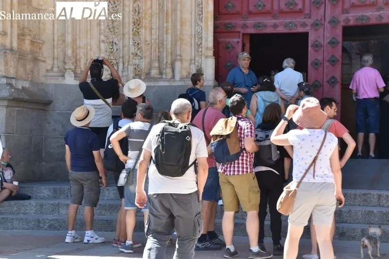 Turistas por el centro de Salamanca en la mañana de este sábado