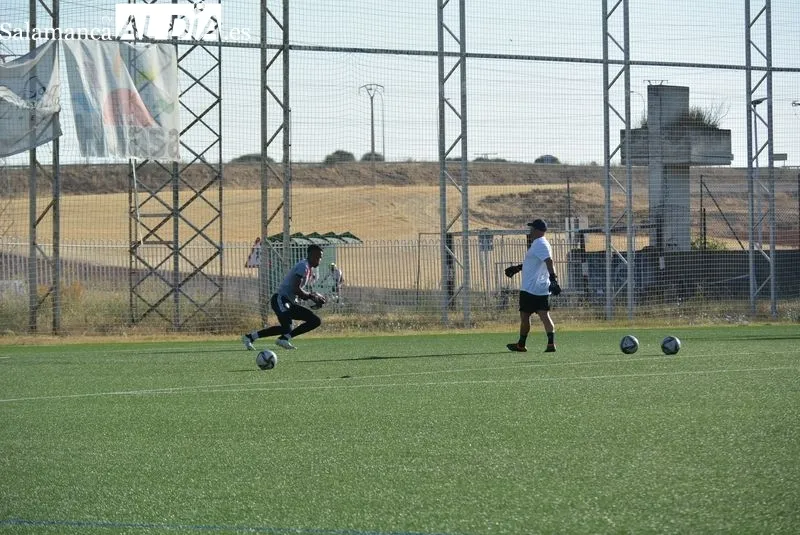 Foto 5 - Nuevo 'fichaje' en el Salamanca UDS: Luis Hern&aacute;ndez ejerce de entrenador de porteros