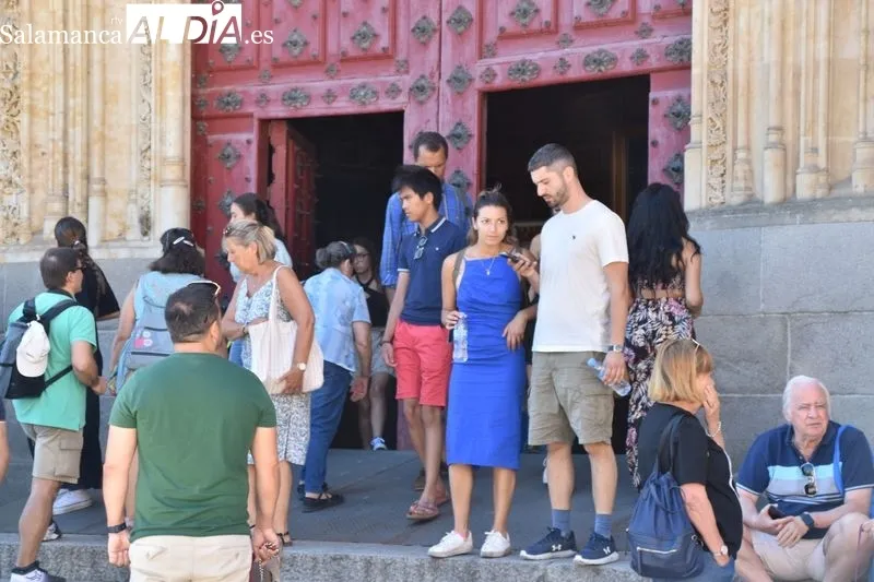 Turistas por el centro de Salamanca en la mañana de este sábado