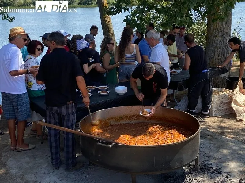Comida vecinal en Villagonzalo de Tormes. Fotos: Vanesa Martins