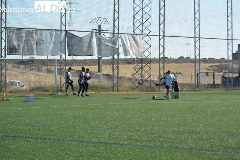 Foto 16 - Nuevo 'fichaje' en el Salamanca UDS: Luis Hern&aacute;ndez ejerce de entrenador de porteros