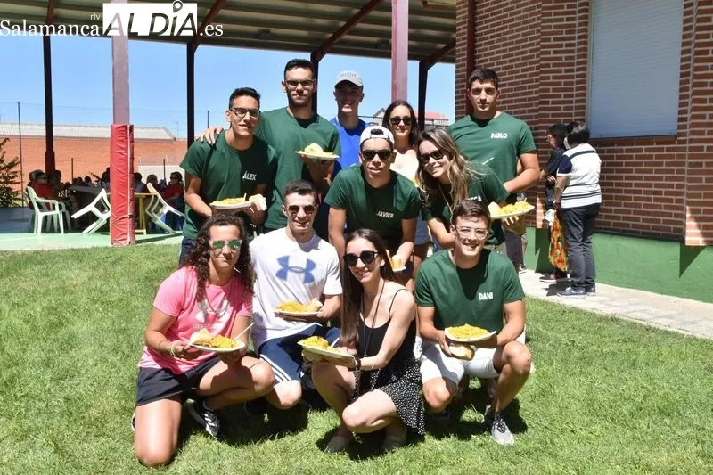 Foto 10 - Gomecello disfruta de sus fiestas con la t&iacute;pica paella y su millar de raciones