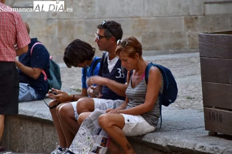 Turistas por el centro de Salamanca en la mañana de este sábado