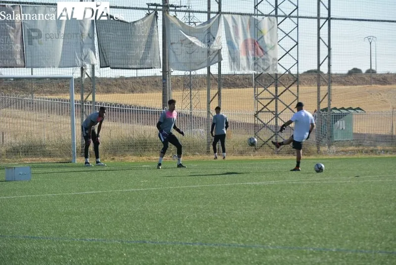 Foto 3 - Nuevo 'fichaje' en el Salamanca UDS: Luis Hern&aacute;ndez ejerce de entrenador de porteros