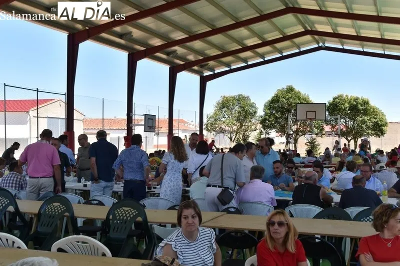 Foto 8 - Gomecello disfruta de sus fiestas con la t&iacute;pica paella y su millar de raciones