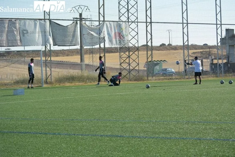 Foto 4 - Nuevo 'fichaje' en el Salamanca UDS: Luis Hern&aacute;ndez ejerce de entrenador de porteros