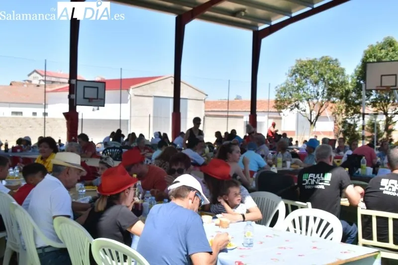 Foto 7 - Gomecello disfruta de sus fiestas con la t&iacute;pica paella y su millar de raciones