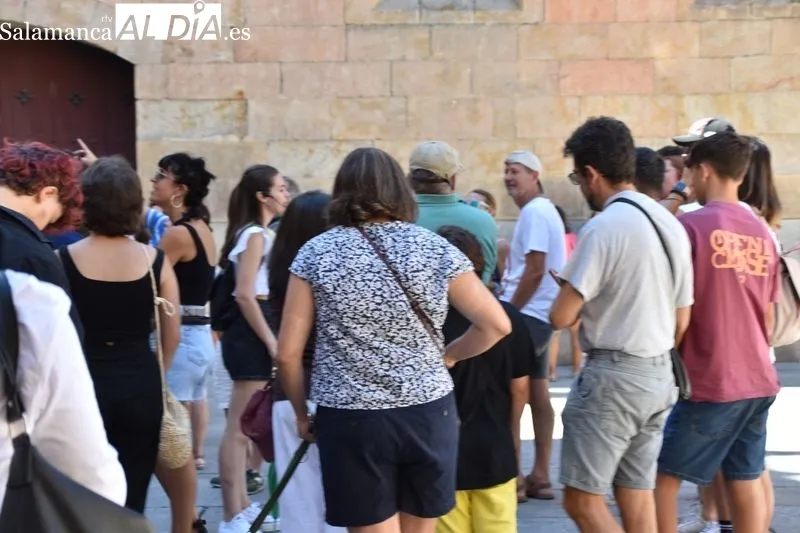 Turistas por el centro de Salamanca en la mañana de este sábado