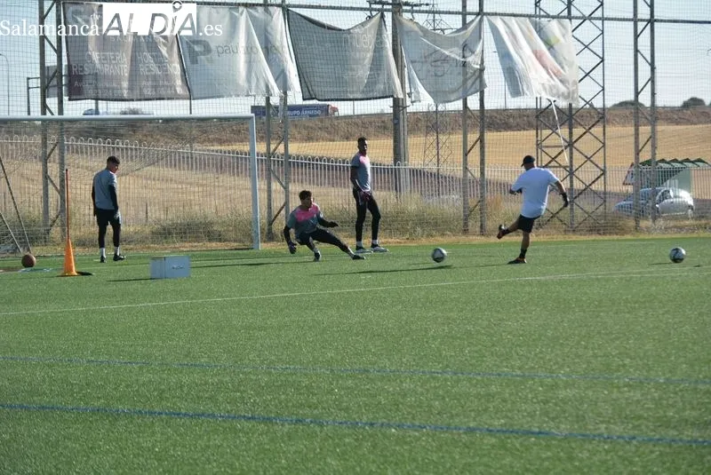 Foto 2 - Nuevo 'fichaje' en el Salamanca UDS: Luis Hern&aacute;ndez ejerce de entrenador de porteros