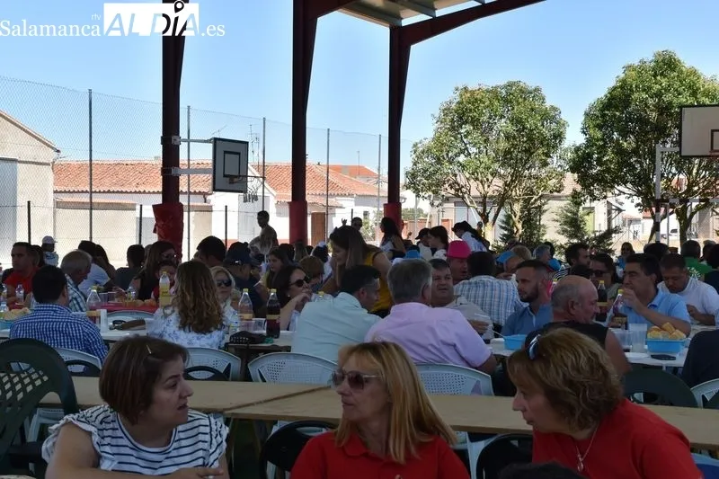 Foto 6 - Gomecello disfruta de sus fiestas con la t&iacute;pica paella y su millar de raciones