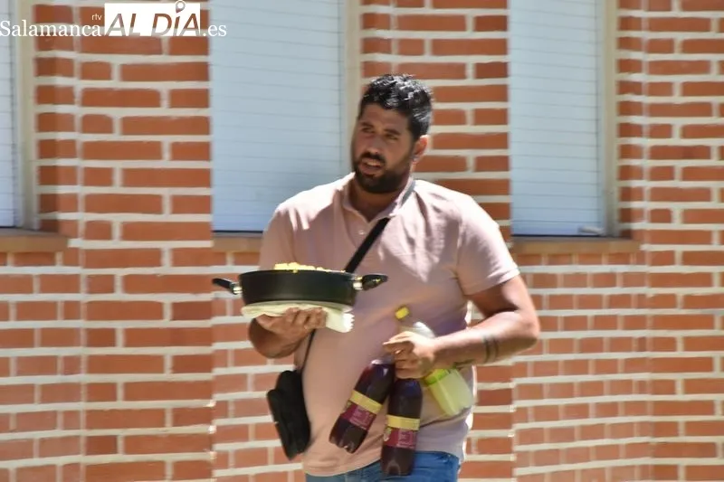 Foto 5 - Gomecello disfruta de sus fiestas con la t&iacute;pica paella y su millar de raciones