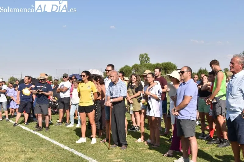 Imágenes del homenaje a María y a José Luis Haro en el I Trofeo M4RÍA 'la Princesa Guerrera Futbolera
