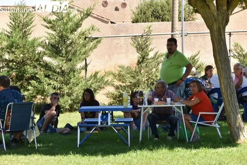 Foto 3 - Gomecello disfruta de sus fiestas con la t&iacute;pica paella y su millar de raciones