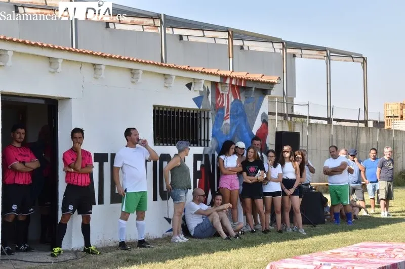Imágenes del homenaje a María y a José Luis Haro en el I Trofeo M4RÍA 'la Princesa Guerrera Futbolera