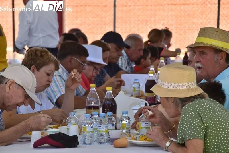Foto 4 - Gomecello disfruta de sus fiestas con la t&iacute;pica paella y su millar de raciones