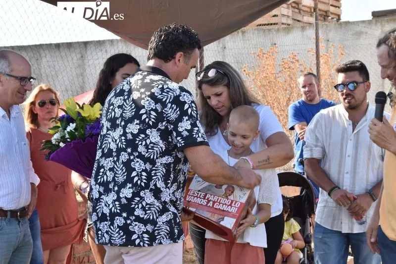 Imágenes del homenaje a María y a José Luis Haro en el I Trofeo M4RÍA 'la Princesa Guerrera Futbolera
