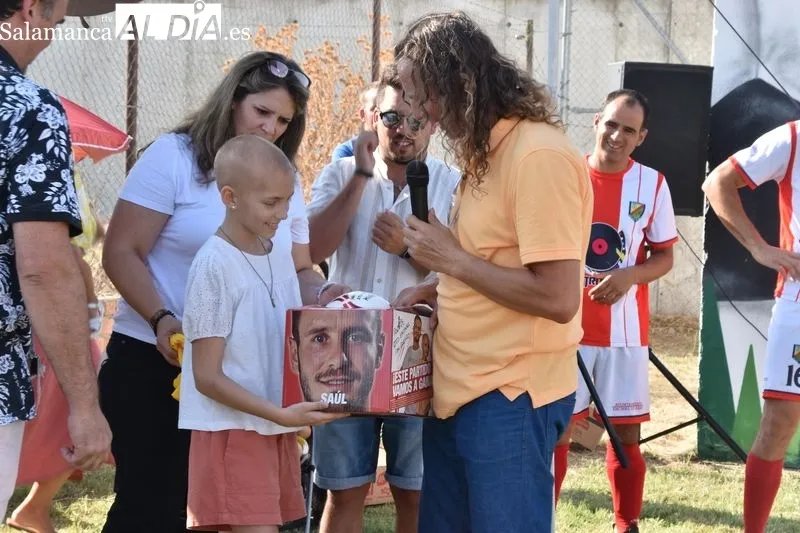 Imágenes del homenaje a María y a José Luis Haro en el I Trofeo M4RÍA 'la Princesa Guerrera Futbolera