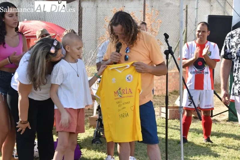 Imágenes del homenaje a María y a José Luis Haro en el I Trofeo M4RÍA 'la Princesa Guerrera Futbolera