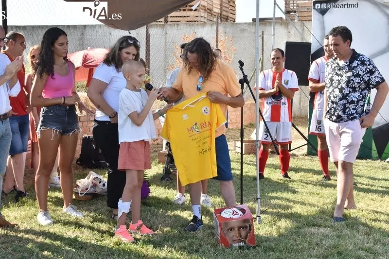 Imágenes del homenaje a María y a José Luis Haro en el I Trofeo M4RÍA 'la Princesa Guerrera Futbolera