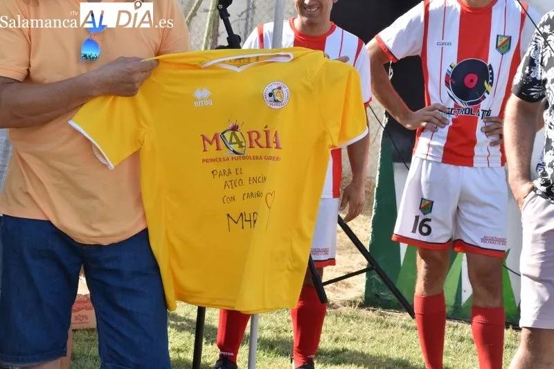 Imágenes del homenaje a María y a José Luis Haro en el I Trofeo M4RÍA 'la Princesa Guerrera Futbolera