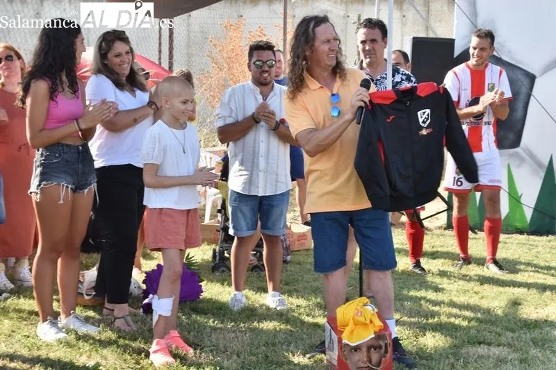 Imágenes del homenaje a María y a José Luis Haro en el I Trofeo M4RÍA 'la Princesa Guerrera Futbolera