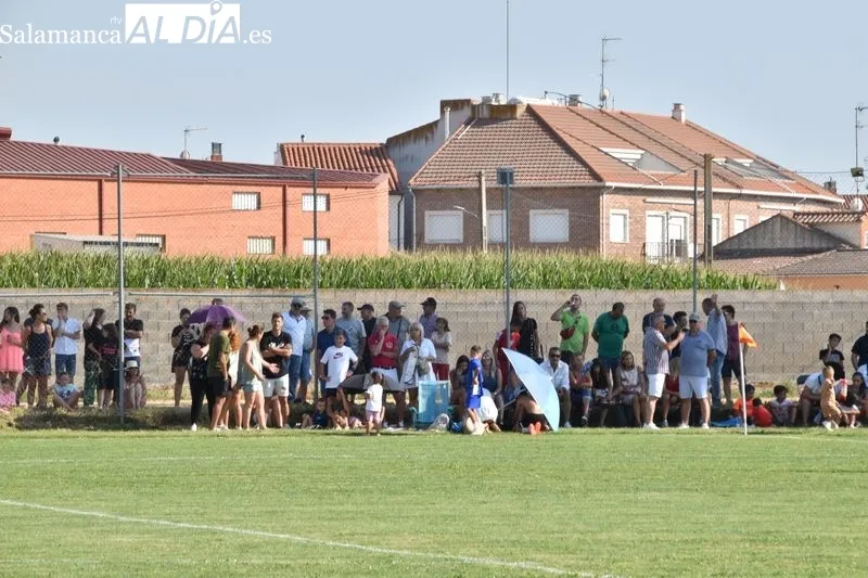 Imágenes del homenaje a María y a José Luis Haro en el I Trofeo M4RÍA 'la Princesa Guerrera Futbolera