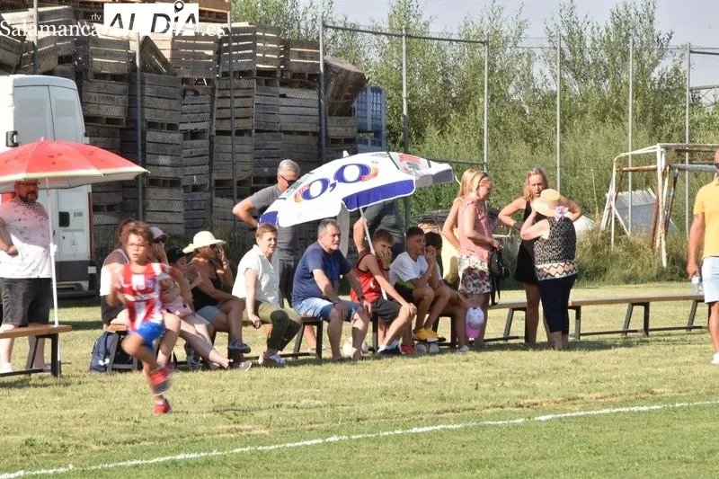 Imágenes del homenaje a María y a José Luis Haro en el I Trofeo M4RÍA 'la Princesa Guerrera Futbolera