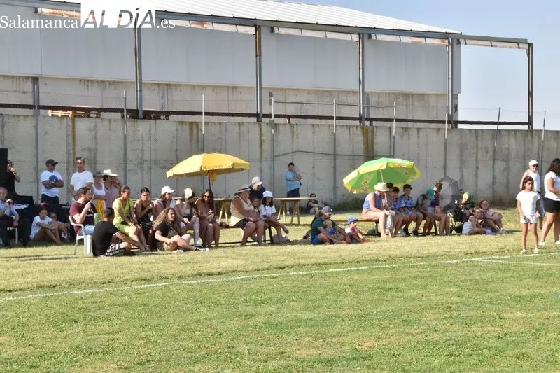 Imágenes del homenaje a María y a José Luis Haro en el I Trofeo M4RÍA 'la Princesa Guerrera Futbolera