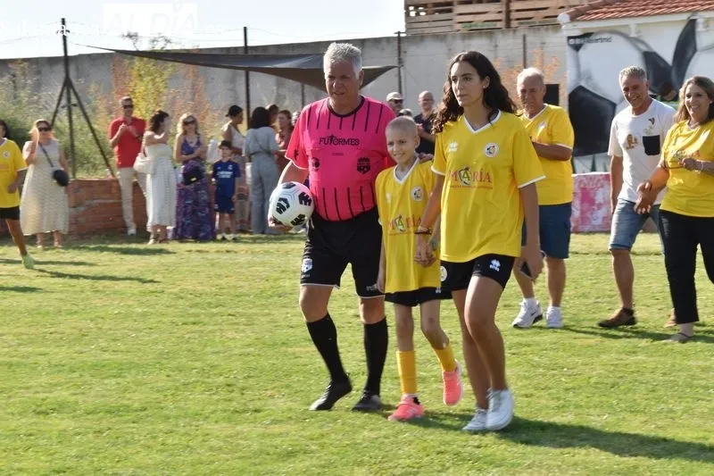 Imágenes del homenaje a María y a José Luis Haro en el I Trofeo M4RÍA 'la Princesa Guerrera Futbolera