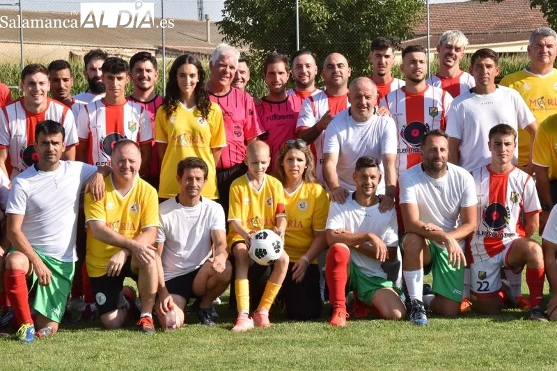 Imágenes del homenaje a María y a José Luis Haro en el I Trofeo M4RÍA 'la Princesa Guerrera Futbolera
