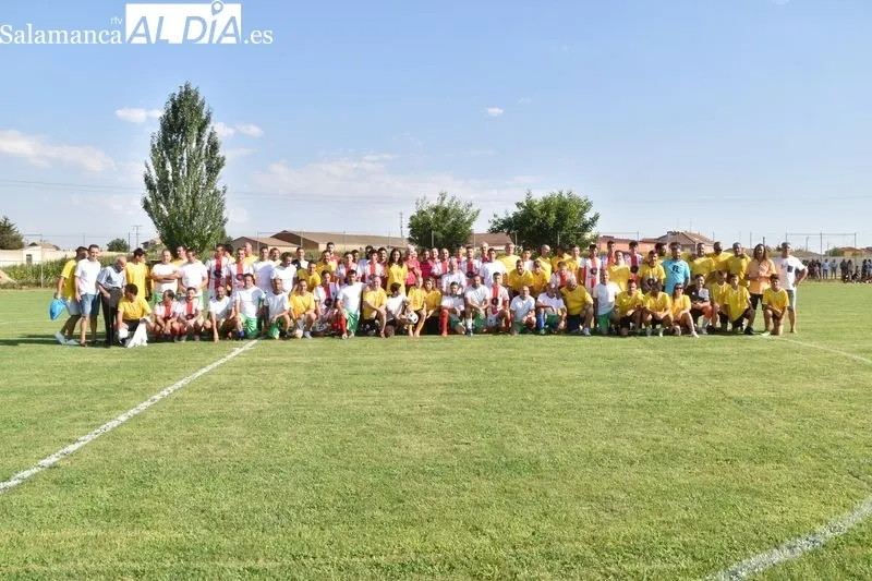Imágenes del homenaje a María y a José Luis Haro en el I Trofeo M4RÍA 'la Princesa Guerrera Futbolera