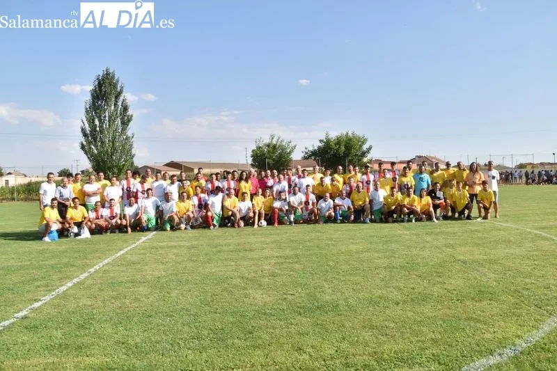 Imágenes del homenaje a María y a José Luis Haro en el I Trofeo M4RÍA 'la Princesa Guerrera Futbolera