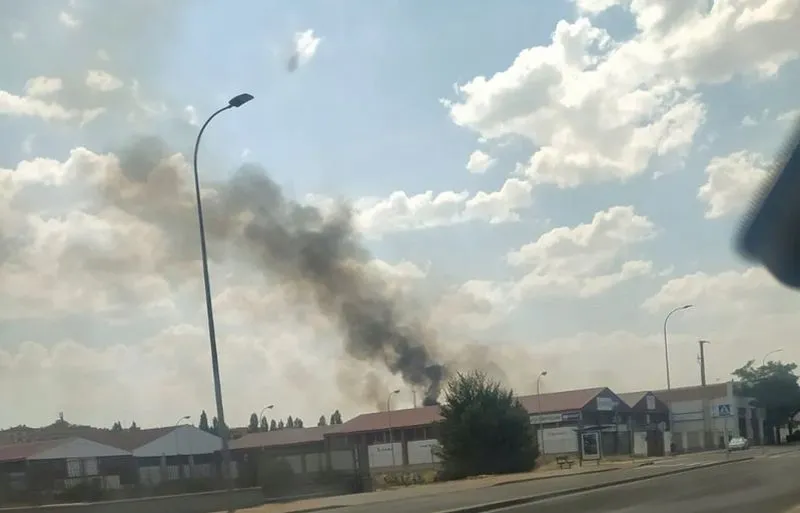 Imágenes del incendio que se ha desatado a primera hora de esta tarde en Tejares