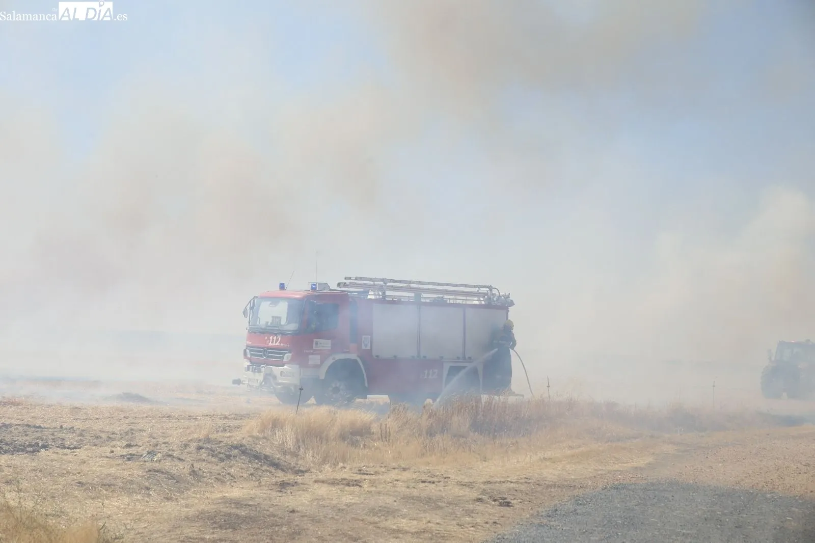 Foto 6 - Extinguido un peligroso incendio con varios focos en la carretera de Aldeaseca de Alba