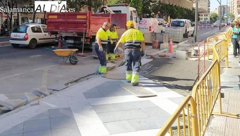 Trabajos de mejora de las aceras en la avenida Federico Anaya. Foto David Sañudo
