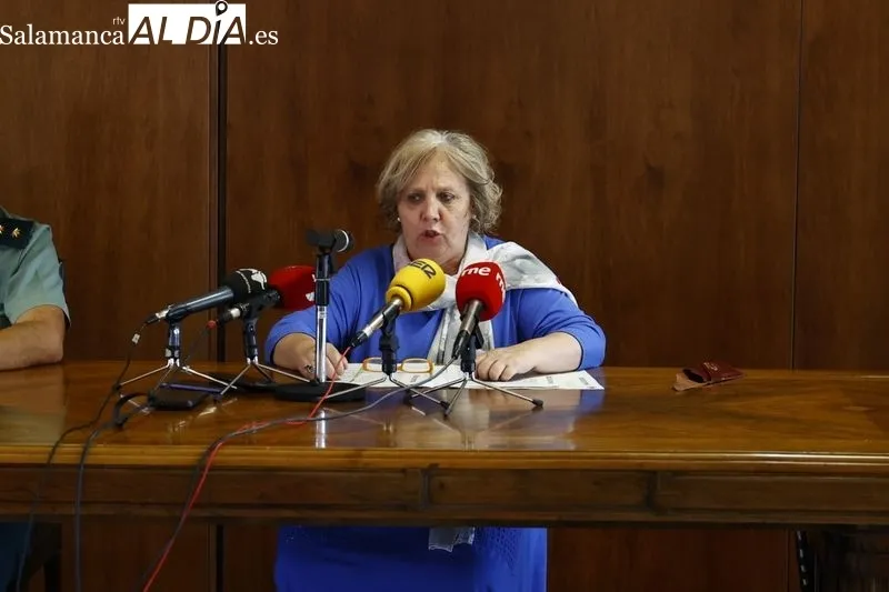 La subdelegada del Gobierno en Salamanca, Encarnación Pérez  y el teniente coronel de la Guardia Civil, Pedro Merino, en la rueda de prensa de esta mañana, en la Comandancia de la Guardia Civil de Salamanca. Foto de David Sañudo